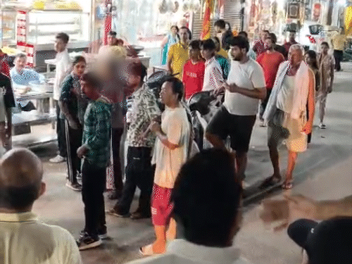हरियाणा के दो युवकों को हरिद्वार में पीटा, VIDEO:युवती ने उंगली दिखाकर गालियां दीं, कपड़े फाड़कर थप्पड़-लात मारी