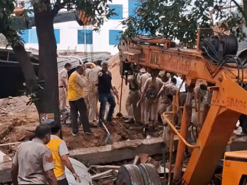 चंडीगढ़ बिल्डिंग हादसा, भवन मालिक पर सबूत मिटाने का आरोप:घटनास्थल सील करने की मांग, मृतक का परिवार बोला- मलबा हटा तो जांच प्रभावित होगी