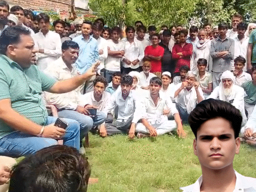 चोरी के आरोपी ने थाने में फंदा लगा सुसाइड किया:पलवल में चादर का टुकड़ा फाड़कर सलाखों से लटका; परिजनों ने थाना घेरा, बोले-यातनाएं दीं