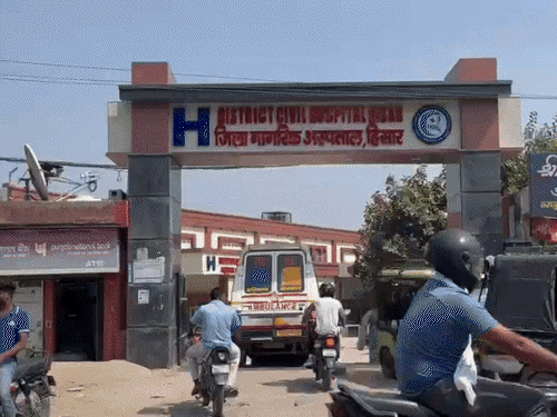 हिसार में CMO सहित 8 डॉक्टर होंगे चार्जशीट:हेल्थ डिपार्टमेंट के ACS ने जारी किए आदेश; स्वास्थ्य सेवाओं में लापरवाही बरतने का आरोप