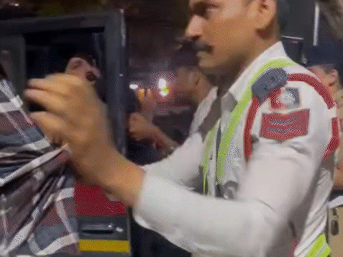 चंडीगढ़- नाके पर बवाल करने वाले युवकों ने संभाला ट्रैफिक:पहले नशे में पुलिस से भिड़े, अब 4 दिन चौराहों पर तख्ती लेकर खड़े रहेंगे