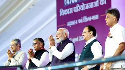 congress-mp-manish-tewari-sharing-stage-with-prime-minister-narendra-modi-in-chandigarh.jpg
