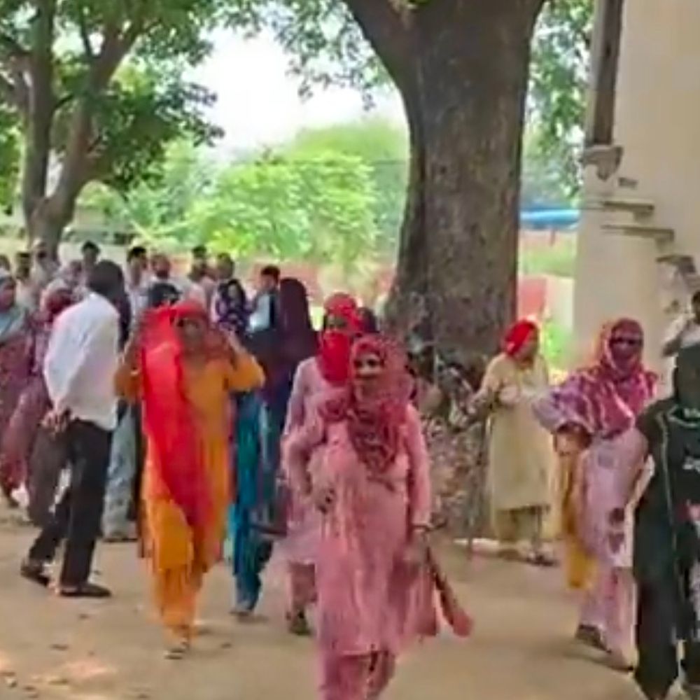 हिसार के प्रभुवाला में पेयजल संकट पर ग्रामीणों का प्रदर्शन:जलघर पहुंचकर की नारेबाजी; विभाग ने जल्द सुधार का दिया भरोसा