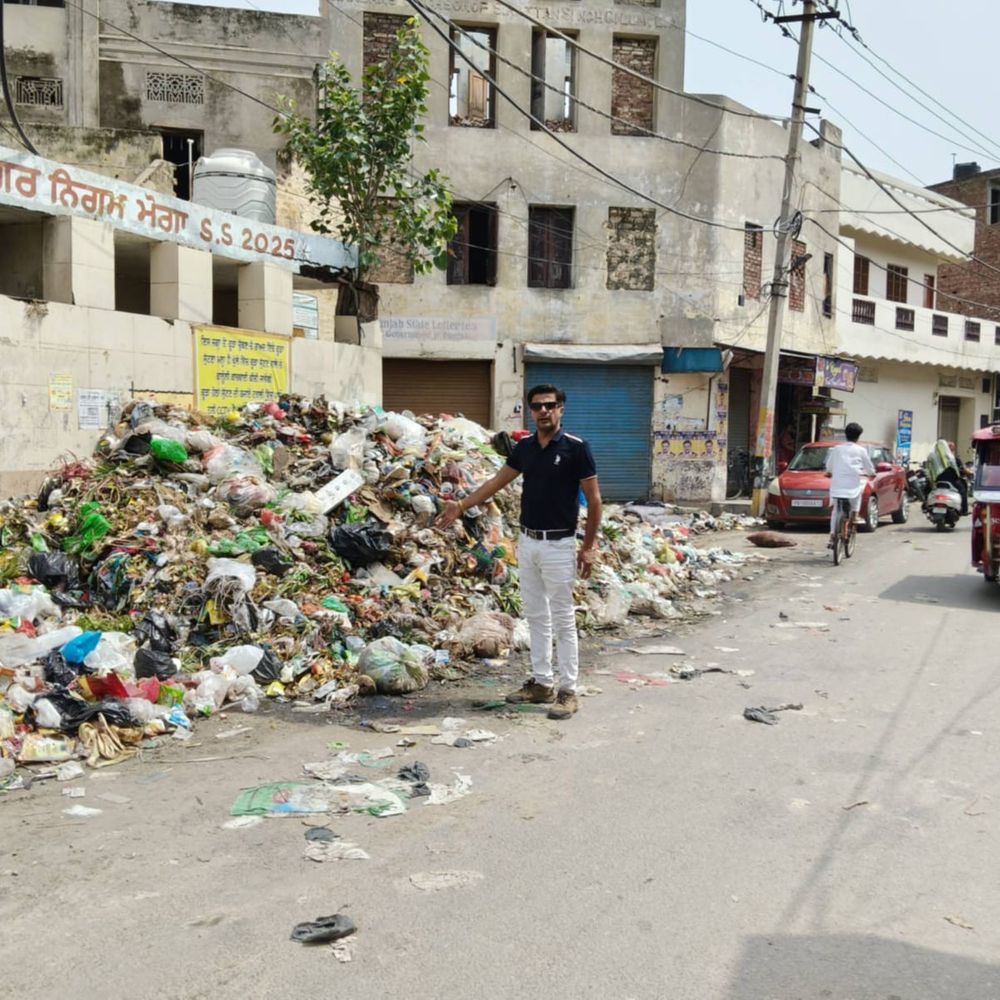 मोगा में सफाई कर्मचारियों की हड़ताल जारी:चौथे दिन भी नहीं हुई सफाई, बदबू और बीमारियों के खतरे से लोग परेशान