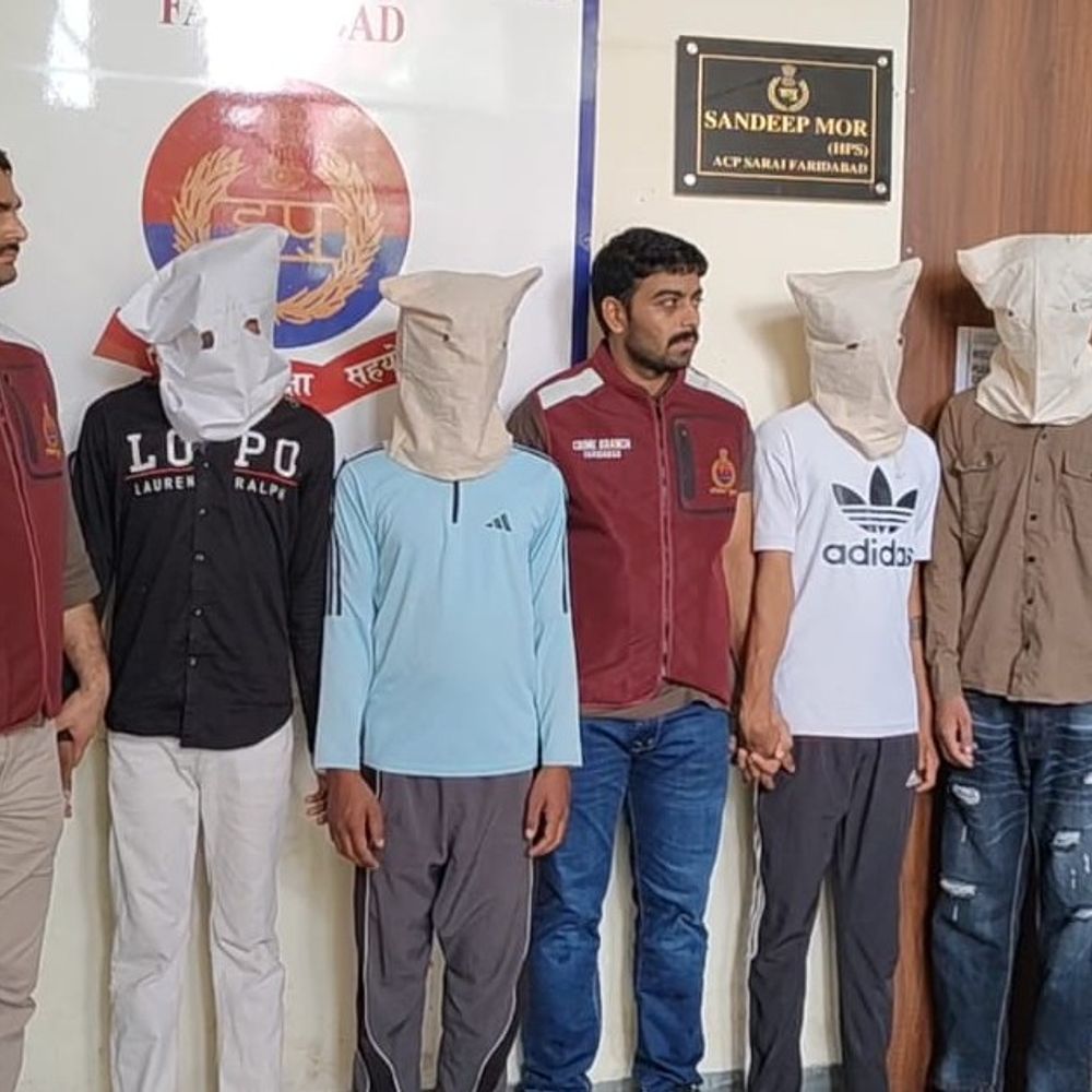 फरीदाबाद में चार ऑटो लुटेरे अरेस्ट:सवारी बनकर बैठे, ड्राइवर की गर्दन पर चाकू रखा, मोबाइल और नकदी भी लूटी