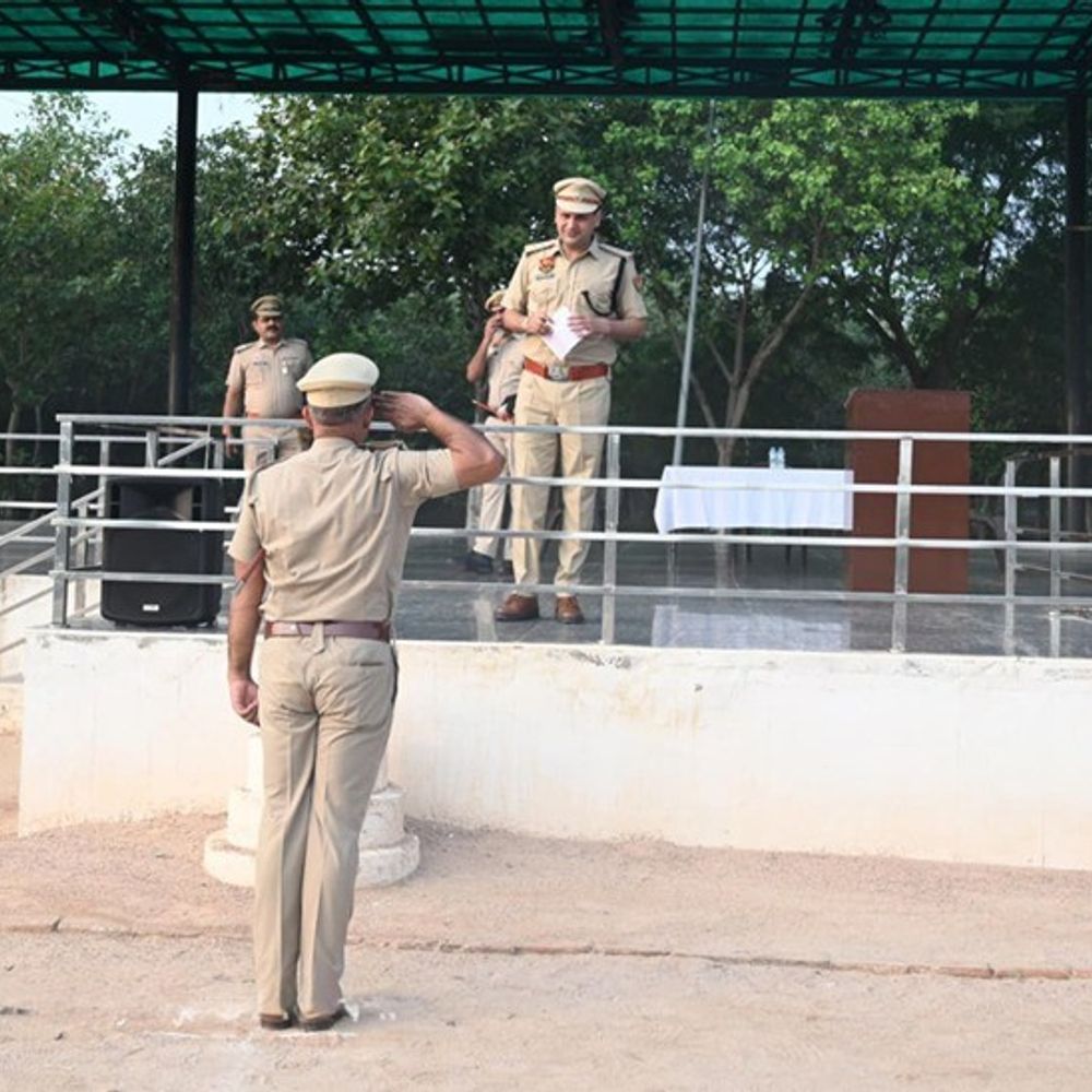 सोनीपत में पुलिस की जनरल परेड:एसीपी राजदीप मोर ने किया निरीक्षण, बोले- ईमानदारी और अनुशासन से निभाएं जिम्मेदारी