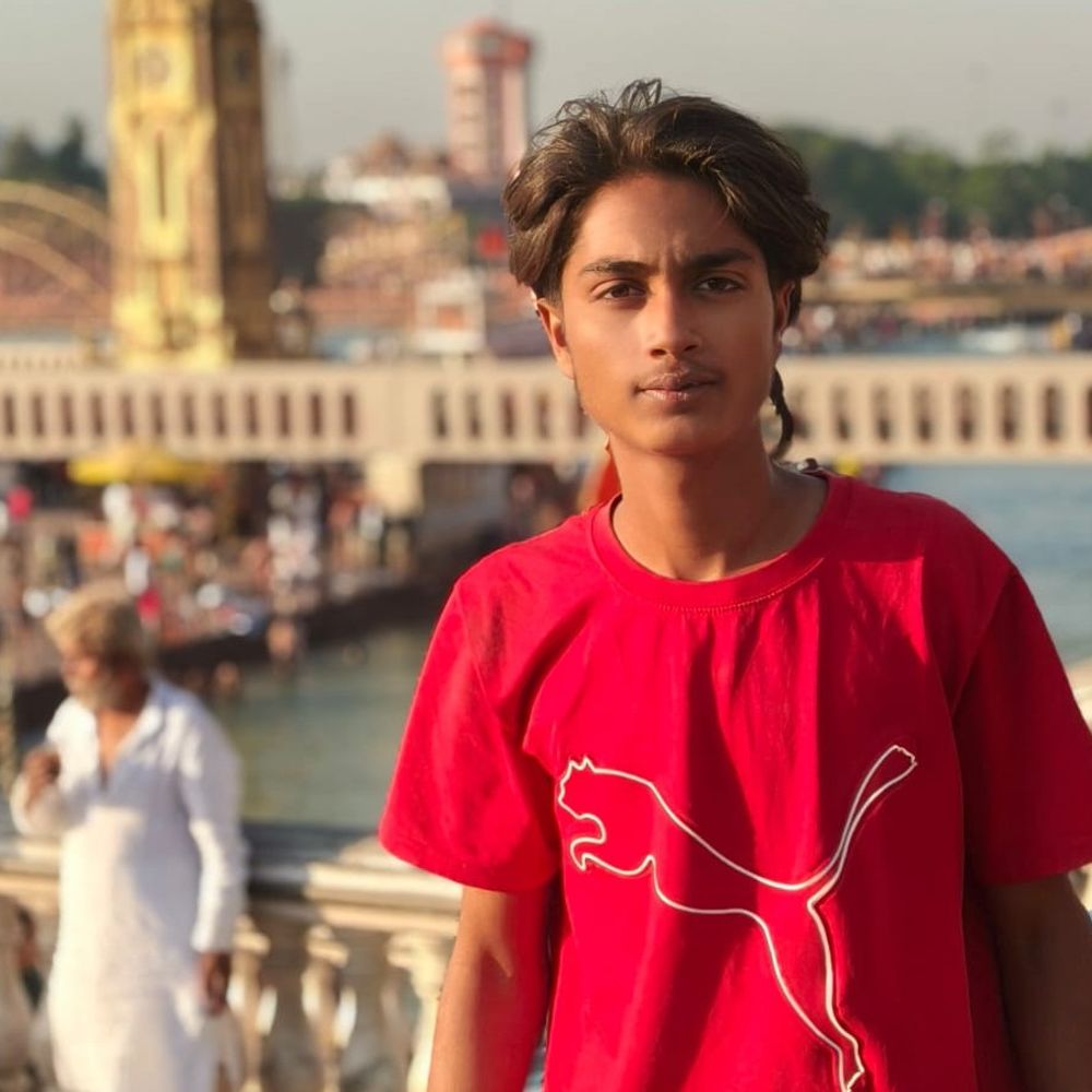 गुरुग्राम में रोड़ी के नीचे दबकर हेल्पर की मौत:मदद के लिए चिल्लाता रहा लड़का, ड्राइवर ने पलट दिया पूरा डंपर