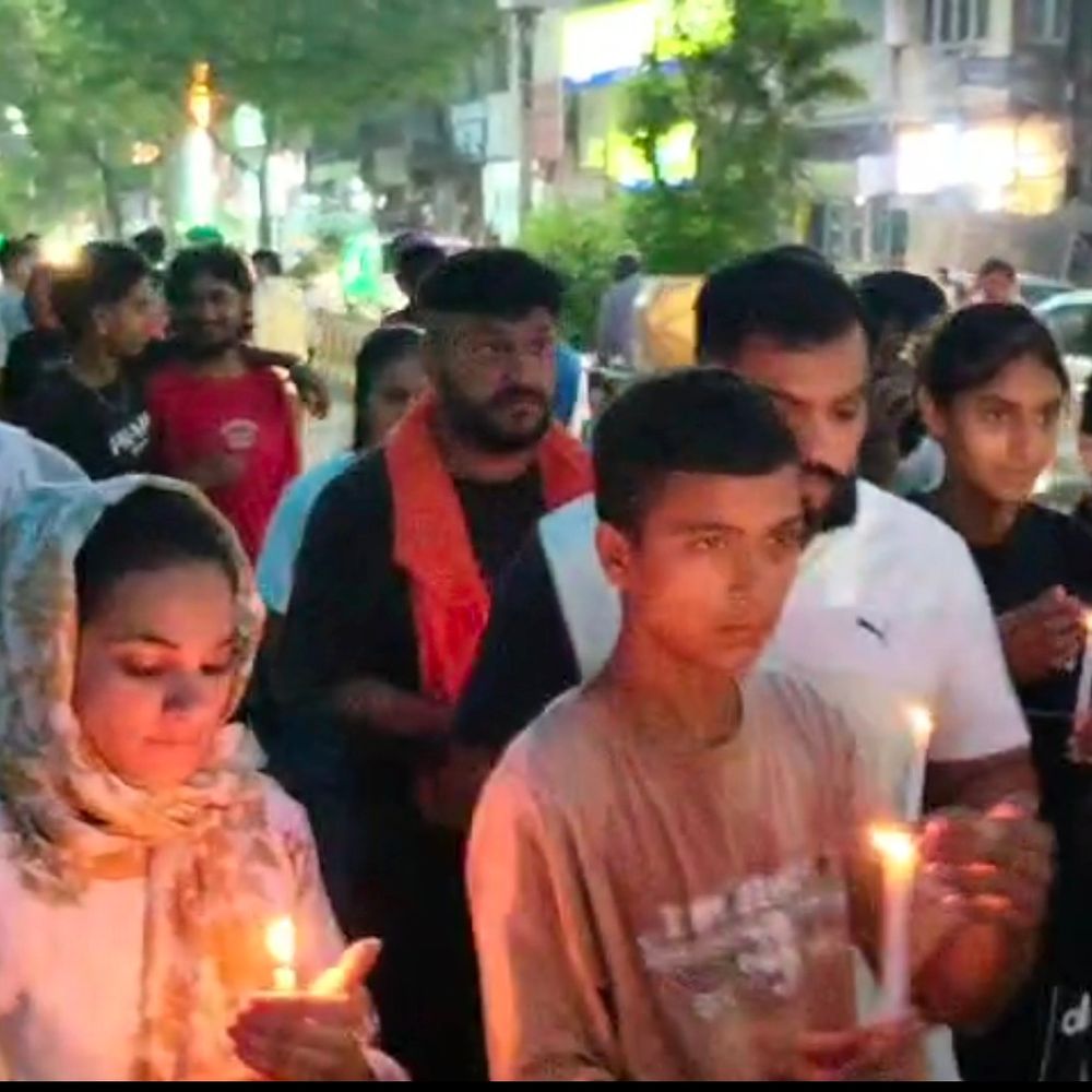 पठानकोट गुलशन हत्याकांड: परिवार ने पुलिस के खिलाफ किया प्रदर्शन:इंसाफ न मिलने पर निकाला कैंडल मार्च, आरोपियों को जल्द गिरफ्तार करने की मांग
