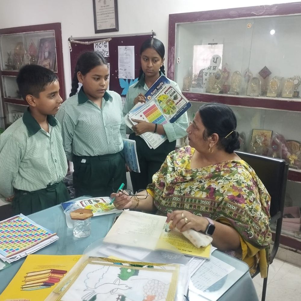पठानकोट में मिशन समर्थ 4.0 की पड़ताल:डीईओ कमलदीप कौर ने स्कूलों का निरीक्षण किया, छात्रों की सीखने की क्षमता परखी