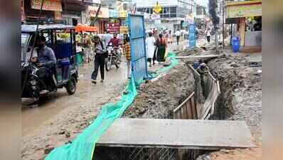 Light showers expose dug-up roads, commuters get exposed to dangers | Patna News