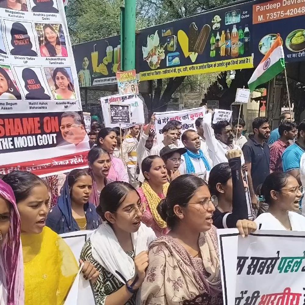 डबवाली में छात्र- छात्राएं सड़कों पर उतरे:निहंग जत्थेबंदियों ने दिया समर्थन, नीट पेपर लीक, प्रदर्शनकारियों लाठीचार्ज का विरोध