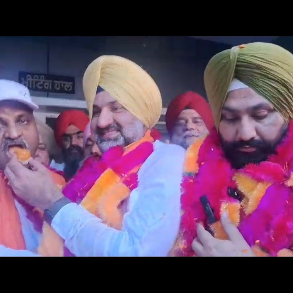 गुरदासपुर नगर कौंसिल पर कांग्रेस का कब्जा:बलजीत पाहड़ा को पार्षदों ने फिर अध्यक्ष चुना; विधायक बलजीत सिंह ने करवाई ताजपोशी