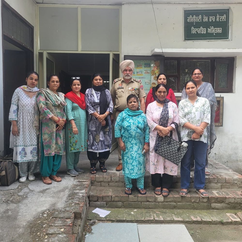 अमृतसर में महिला को 5 साल बाद मिला परिवार:आधार कार्ड बनवाया तो घर का पता चला, प्रशासन ने बंगाल में परिजनों को ढूंढ निकाला