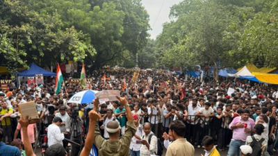 Delhi Police deny pellet gun use during ‘Chalo Sansad’ protest, calls claim ‘fake’ | Delhi News