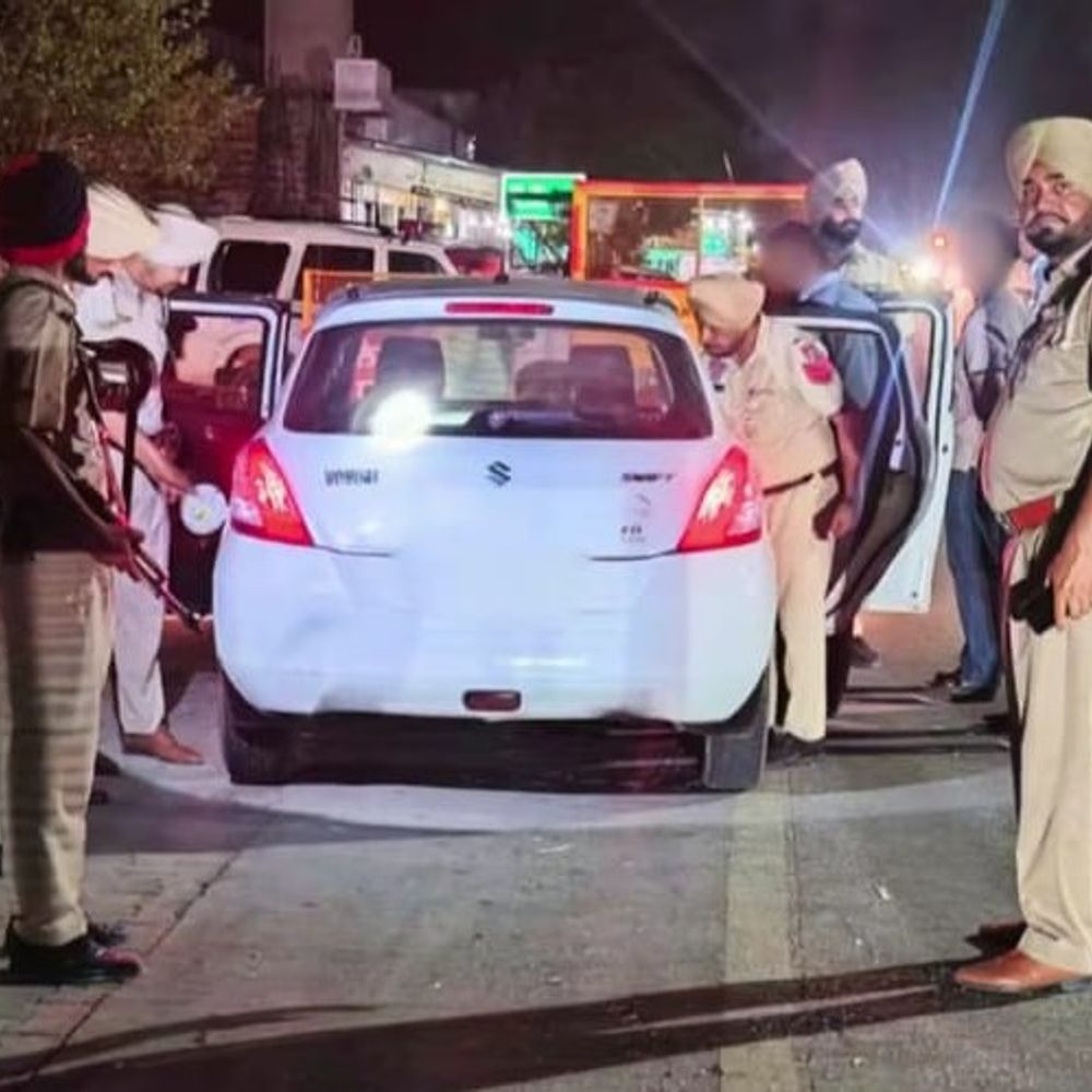 मोगा में पुलिस की सख्त नाकाबंदी:जिले में आने वाले वाहनों की जांच; नशा तस्करों पर रखी कड़ी नजर
