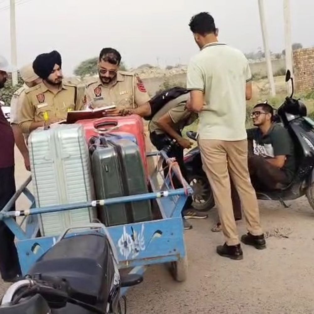 अमरनाथ यात्रा पर जा रहे 4 यात्रियों की मौत:बठिंडा में ट्राला से टकराई टेंपो ट्रैवलर, 8 लोग गंभीर घायल