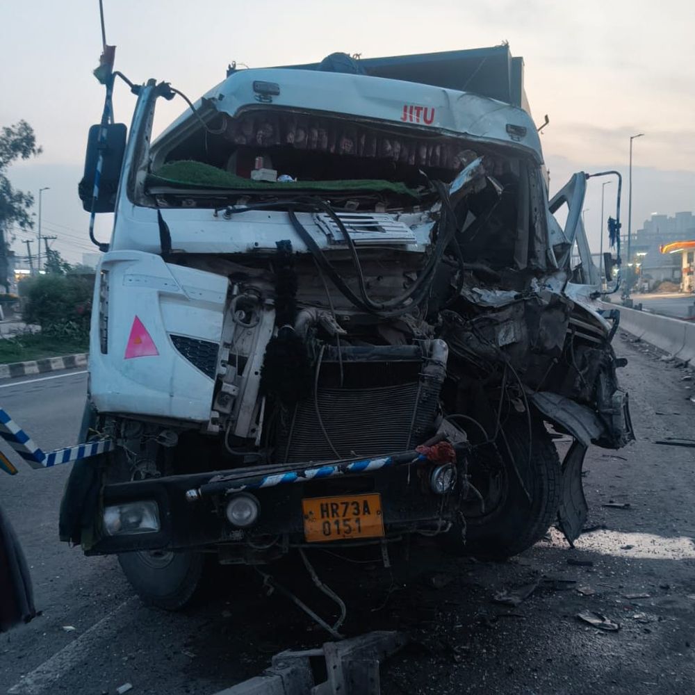गुरुग्राम में NH-48 पर सीएनजी ट्रक से गैस रिसाव:ट्रैफिक पुलिसकर्मी की सूझबूझ से टला हादसा, टक्कर के बाद सीएनजी किट क्षतिग्रस्त हुई