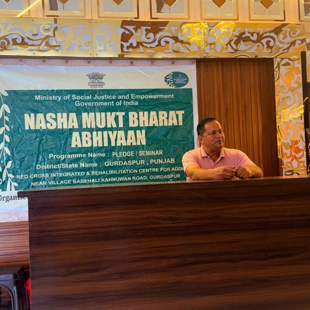 बटाला रेड क्रॉस सेंटर में नशे के खिलाफ किया जागरूक:पंडित मोहन लाल कॉलेज में युवाओं को नशे से बचाव के बारे में बताया