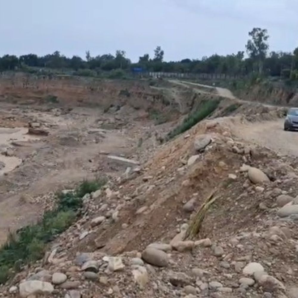 पठानकोट-माजरा मार्ग की टूटी सड़क से बढ़ी चिंता:मानसून में 5 हजार आबादी का संपर्क टूटने का खतरा