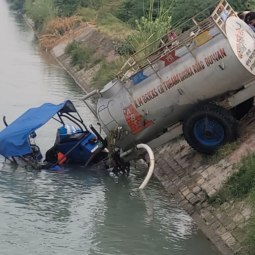 फतेहाबाद की भाखड़ा नहर में गिरा ट्रैक्टर-टैंकर:लोगों ने ड्राइवर को सुरक्षित निकाला, ईंट भट्टे के लिए पानी भरने गया था