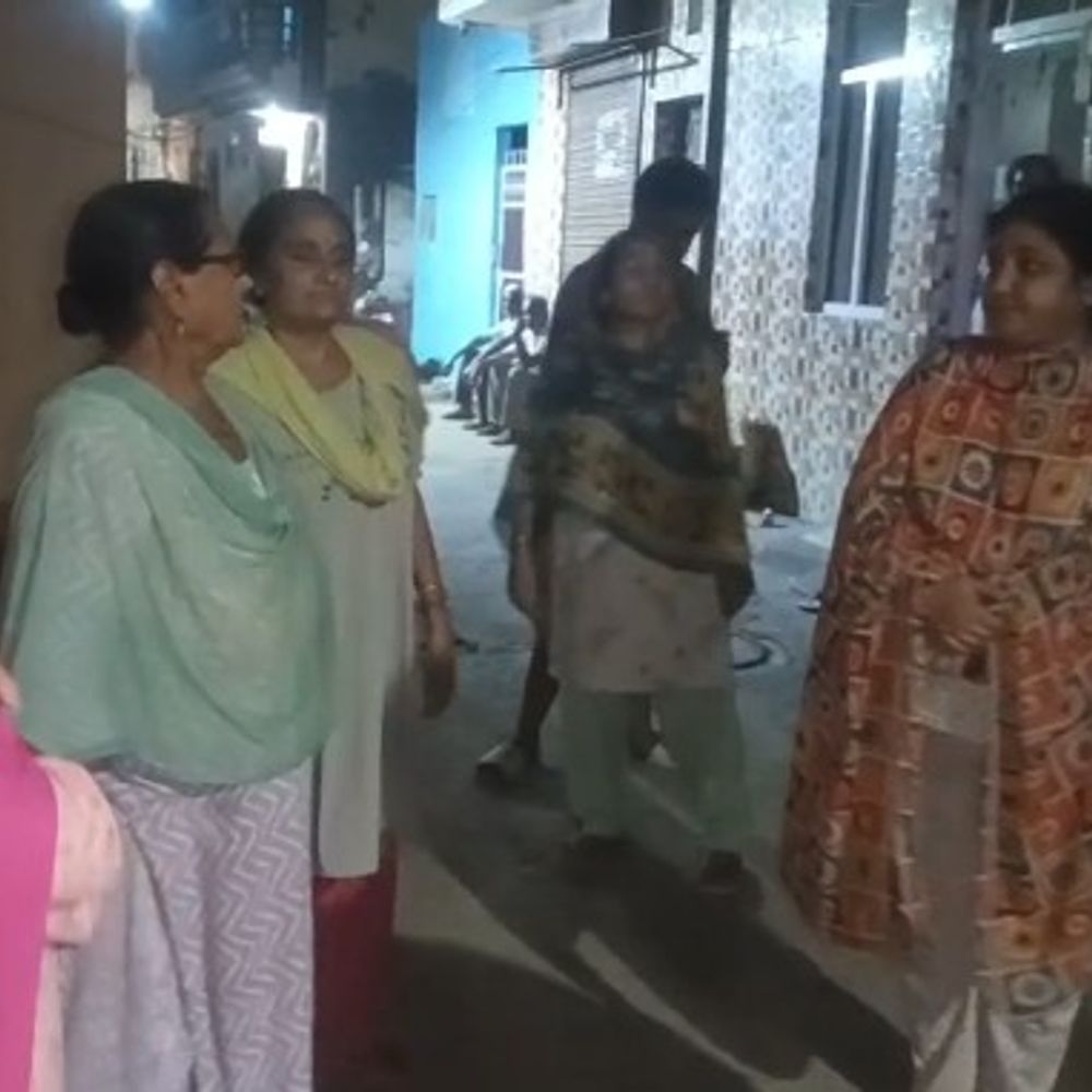 पठानकोट के मोहल्ला घरथौली में 3 दिन से बिजली गुल:पेयजल संकट से बेहाल लोगों का प्रदर्शन; SDO बोले स्टाफ की कमी से देरी