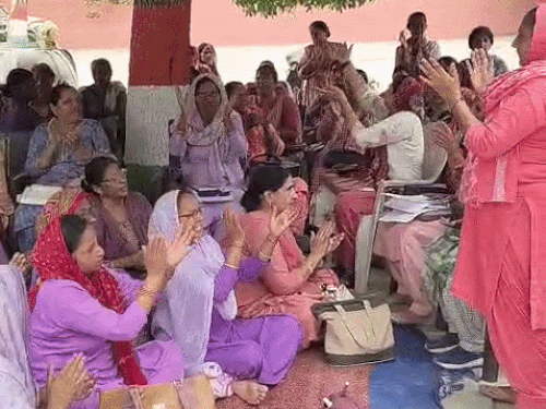 सिरसा में बीडीपीओ कार्यालय का आंगनबाड़ी वर्करों ने किया घेराव:किराया-सैलरी न मिलने पर रोष, धरनारत बोली-हादसा होने पर विभाग होगा जिम्मेदार