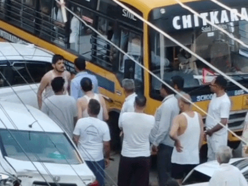 पंचकूला में चार खड़ी कारों से टकराई स्कूल बस:बाल-बाल बचे 20 बच्चे, लोगों ने ड्राइवर को पकड़ा; जांच शुरू