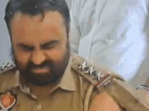 तस्करों का पीछा करते SHO का सिर फटा, बाजू टूटी:पटियाला में गाड़ी दीवार से टकराई; तस्कर अपनी गाड़ी छोड़कर सामने से भाग गए