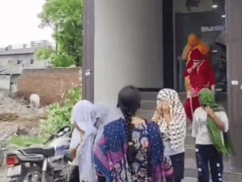 हिसार में सेक्स रैकेट पकड़ा, 18 युवतियां रेस्क्यू:कमरे में कंडोम बिखरे मिले, पुलिस को देखते ही भागने लगे; मैनेजर-मालिक हिरासत में लिया