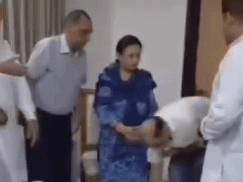 डबवाली जिलाध्यक्ष ने टिशू से माफी बाद पांव छुआएं, VIDEO:प्रधान की पोस्ट-झुका नहीं, मां समझ छूए, राजनीति मत करो, सरा बोले-जुलूस निकाला
