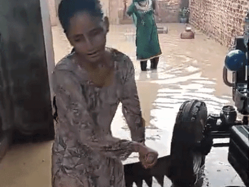 सिरसा के जोड़कियां में घरों में घुसा बारिश का पानी:बाल्टियों से निकालने में जुटी महिलाएं, मकान गिरने का डर, किसानों को राहत