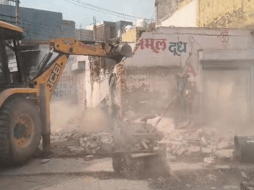 गुरुग्राम में हार्डकोर बदमाशों के ठिकानों पर चला पुलिस बुलडोजर:अवैध रूप से कब्जा करके बनाएं मकान-दुकान गिराई, बोरवेल भी उखाड़ा, दोनों पर 25 संगीन केस