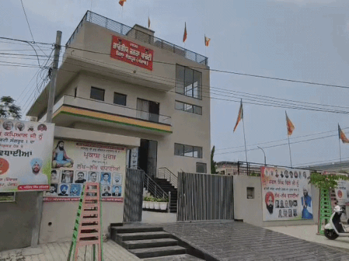 पंजाब में BJP ऑफिस पर पेट्रोल बम से हमला:दीवार क्षतिग्रस्त हुई; पुलिस और सुरक्षा एजेंसियां जांच करने पहुंची
