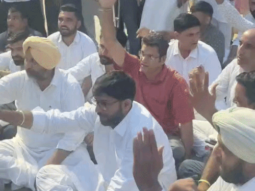 स्टूडेंट के समर्थन में अनिश्चितकालीन सिरसा जंतर मंतर शुरू:दिग्विजय बोले-इन जुल्मों को सहन नहीं करेंगे, बेटी जवाब मांगती, कॉकरेज पर सफाई