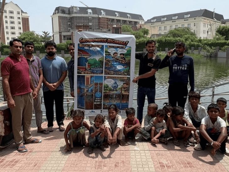 गुरुग्राम नगर निगम अधिकारियों का कारनामा:'कैच द रेन' अभियान में जनता गायब, तालाब किनारे खेलते बच्चों को बैठाकर खींच लाए फोटो