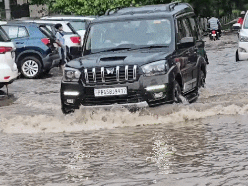 पंजाब के 10 जिलों में भारी बारिश का अलर्ट:चंडीगढ़ में भी चेतावनी, तापमान में 1.7 डिग्री की गिरावट, बिजली की डिमांड 15 हजार मेगावाट पार