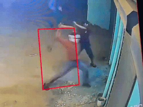 गुरुग्राम में अंडा कारोबारी के ऑफिस पर हमले का CCTV:पव्वा गैंग द्वारा मांगी थी 50 हजार की मंथली: खौफ बढ़ाने लाठी-डंडे लेकर पहुंचे बदमाश