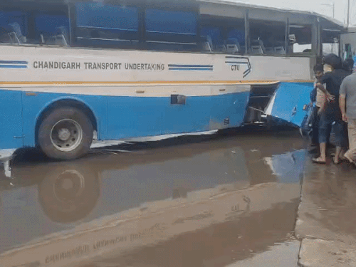 चंडीगढ़ से जाती CTU बस का स्टीयरिंग लॉक:मोहाली में बेकाबू हुई, कैंटर से जा टकराई, युवती खिड़की से बाहर गिरी