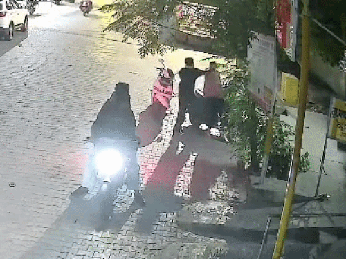 खन्ना में महिला से सोने की चेन छीनी, VIDEO:3 बाइक सवारों ने बनाया शिकार; लुटेरों का पीछा करते समय सड़क पर गिरी