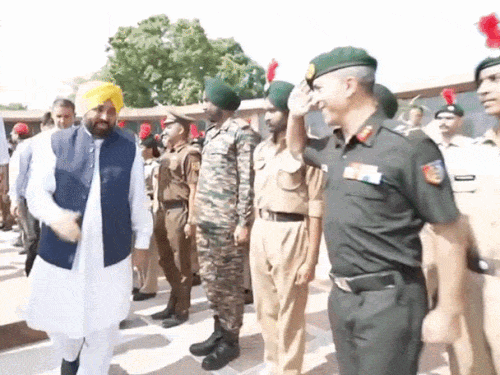 CM बोले-कारगिल युद्ध में शो की कमाई सेना को भेजी:चंडीगढ़ वॉर मेमोरियल में मान ने शहीदों को दी श्रद्धांजलि; कहा-पंजाब के 65 जवानों ने पाई शहादत