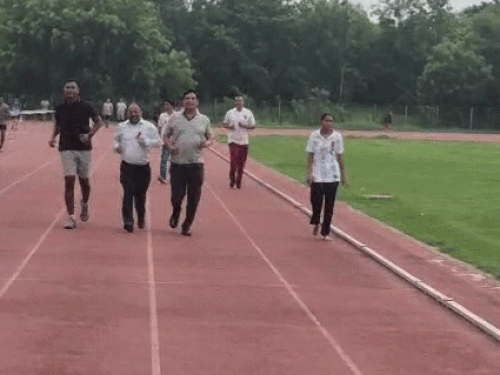 फरीदाबाद के स्पोर्ट्स कॉम्प्लेक्स में रेड रन मैराथन:CMO जयंत आहूजा ने पेंट-शर्ट पहनकर दौड़ लगाई, HSACS ने कराई क्विज प्रतियोगिता