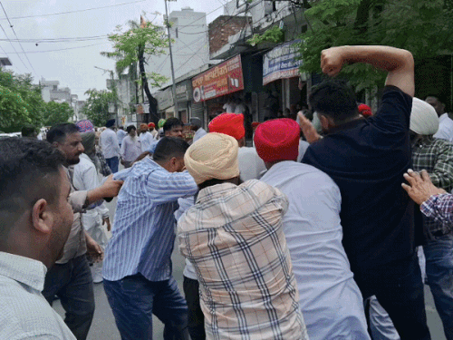 पंजाब- कांग्रेस पार्षद की मुंडी दबाकर मुक्के मारे:बाजवा बोले- चुनाव के दौरान AAP वाले खींच ले गए; वड़िंग ने कहा- कदे आप दियां, कदे बाप दियां
