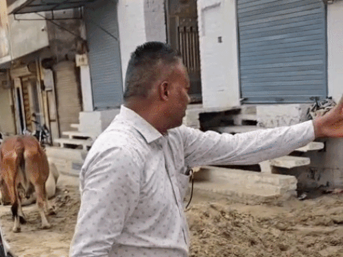 सिरसा में सीवरेज समस्या पर पार्षद प्रतिनिधि को घेरा:घरों में गंदा पानी घुसने से रोष; बोले- फोटो खिंचाने का काम करता है