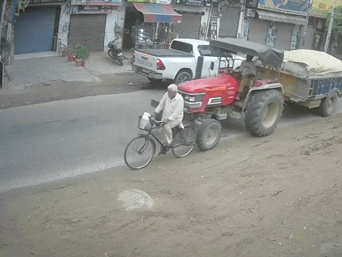 पंजाब- साइकिल सवार को ट्रैक्टर से कुचलने का VIDEO:रेत-बजरी लादकर आया, सड़क किनारे आकर टक्कर मारी; ड्राइवर ने ब्रेक भी नहीं लगाए