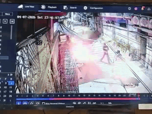 लुधियाना में मस्जिद के बाहर दुकान फूंकी:बाइक से आए युवक, पेट्रोल डालकर आग लगाई, कई धार्मिक किताबें जलीं, VIDEO सामने आया