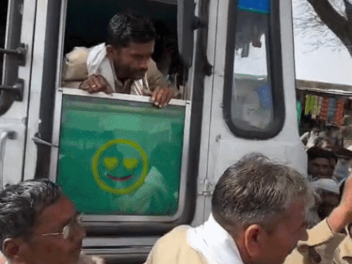 सिरसा रोडवेज बस को राजस्थान में रूकवाया, कर्मियों से उलझे:बूथ पर लगाते समय पीछे से कार टकराई, गुस्साए चालक ने किया रोड जाम