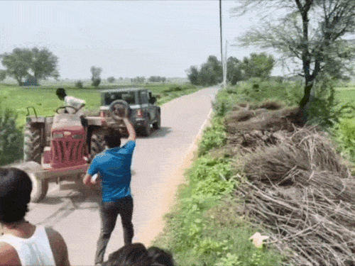 नूंह में थार और ट्रैक्टर के बीच खतरनाक स्टंट, VIDEO:चेन से बांधकर सड़क पर आजमाई ताकत; अनियंत्रित होकर ट्रैक्टर गड्ढे में गिरा