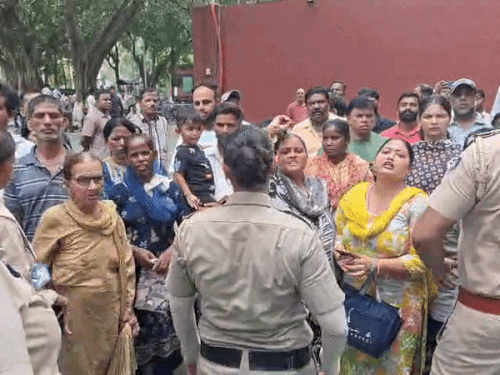 चंडीगढ़ नगर निगम के बाहर वेंडरों का हंगामा:ड्रॉ प्रोसेस पर धांधली के आरोप; दूसरे सेक्टरों में जगह आवंटित करने पर रोष