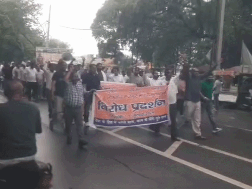यमुनानगर में भारतीय मजदूर संघ का प्रदर्शन:बारिश में कन्हैया साहिब चौक से डीसी कार्यालय तक निकाला मार्च, विभिन्न मांगें उठाईं