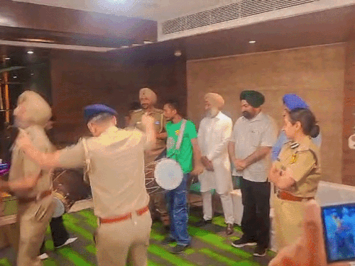 चंडीगढ़ पुलिस के DSP समेत 23 कर्मियों को विदाई:ढोल की थाप पर झूमे अधिकारी; 36 साल की सेवा के बाद रिटायर